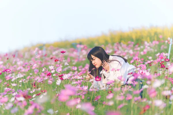 Женщина Белой Рубашке Нюхает Цветы Цветущие Саду Космоса — стоковое фото