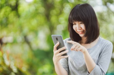 Yüzü bulanık, akıllı telefon kullanan bir kadın. Boşluğu kopyala.