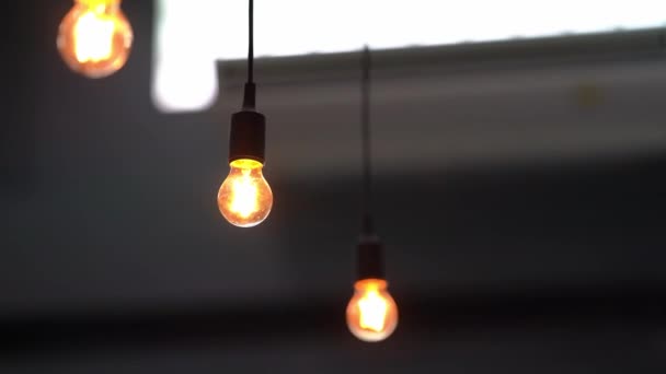 Luce Tremolante Delle Lampadine Appese Soffitto Decora Caffè Con Caldo — Video Stock