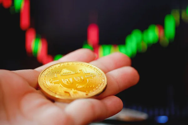 Maesot, Tayland - 5 Haziran 2021: Altından Bitcoin veya kripto para sembolü ile para birimi şeması, Yeni konsept şifreli sanal para dijital para çevrimiçi para ödemelerinin geleceğidir.