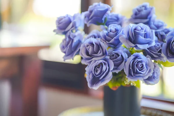 Fiori Plastica Viola Vaso Sul Tavolo Decorazione Della Stanza — Foto Stock