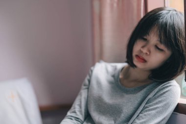 Yatak odasında üzgün bir kadın oturuyor. depresyon.