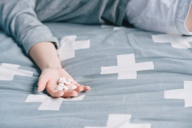 İntihara meyilli bir kadının elinde bir uyku hapı..