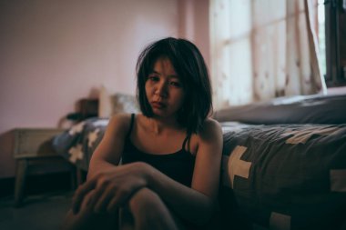 Depresyondan muzdarip genç bir kadın odasında yalnız oturuyor..