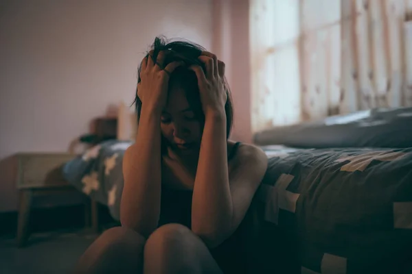 Una Mujer Deprimida Aferrándose Frente Dormitorio Con Poca Luz —  Fotos de Stock