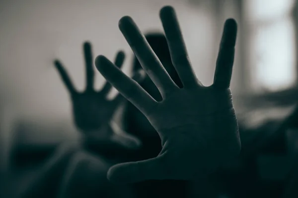 Mulher Ergueu Mãos Cinco Dedos Com Intenção Dizer Lhe Para — Fotografia de Stock