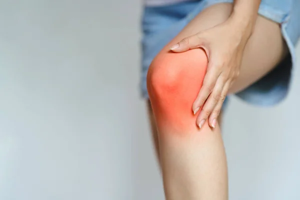 Mujer Tocándose Rodilla Debido Dolor Rodilla — Foto de Stock