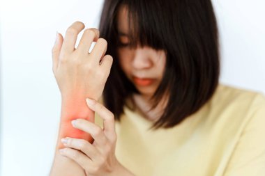 Kadınların elleri ağır nesneler ya da ofis sendromu belirtileri nedeniyle ağrır..