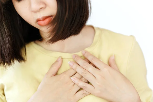女性は胸を手で握っている 女性の胸の痛みは心臓病によって引き起こされる可能性があります ヘルスケアの概念 — ストック写真