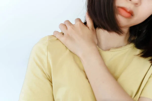 女人的手按摩肩膀刀片是由于长时间坐着疼痛引起的办公室综合症 — 图库照片