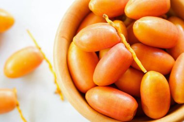 Ahşap bir bardakta taze hurma yakın plan çok lezzetli bir tadı var..