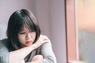 Yatak odasında üzgün bir kadın oturuyor. depresyon.