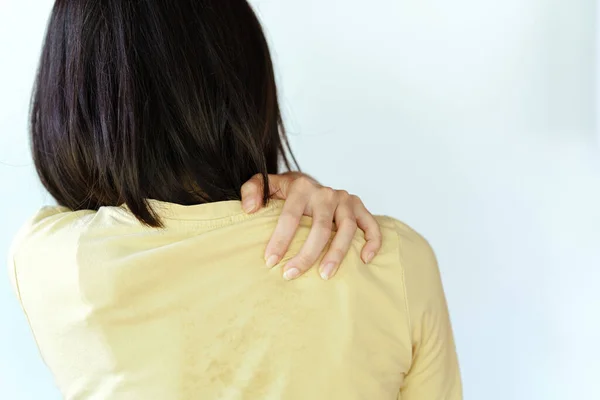 Kobiecy Ból Łopatki Siedzenia Przez Długi Czas Powoduje Syndrom Biurowy — Zdjęcie stockowe
