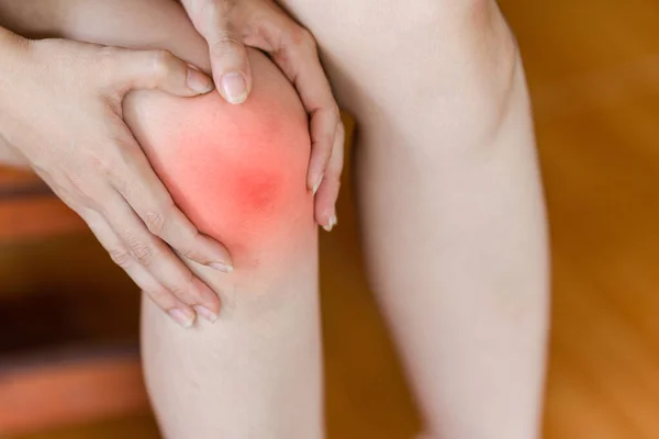 Ból Kolana Kobiety Spowodowany Reumatoidalnym Zapaleniem Stawów Lub Urazami Wysiłkowymi — Zdjęcie stockowe