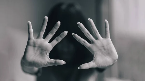 Mujer Levantó Sus Manos Con Cinco Dedos Con Intención Decirle —  Fotos de Stock