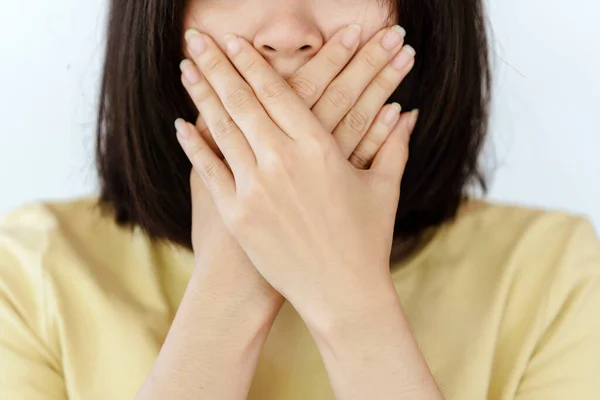 Kobieta Zakryła Usta Dłonią — Zdjęcie stockowe