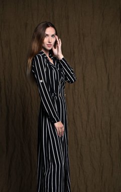  Stüdyoda, içeride poz veren kadın model.