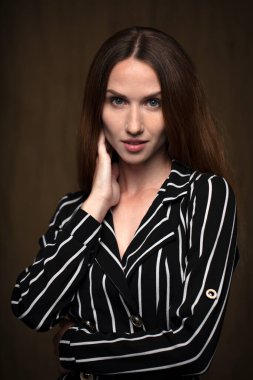  Stüdyoda, içeride poz veren kadın model.