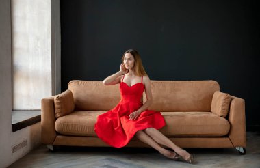  Stüdyoda, içeride poz veren kadın model.