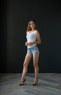  Stüdyoda, içeride poz veren kadın model.