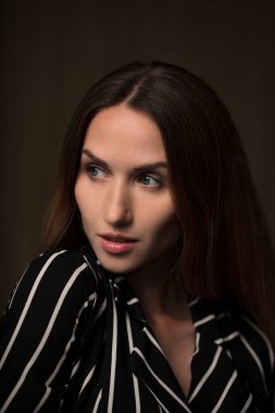  Stüdyoda, içeride poz veren kadın model.