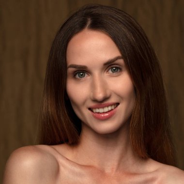  Stüdyoda, içeride poz veren kadın model.