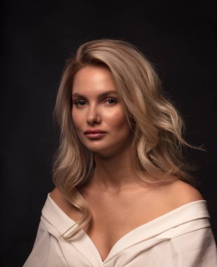 Kamerada poz veren sarışın kadın model. 