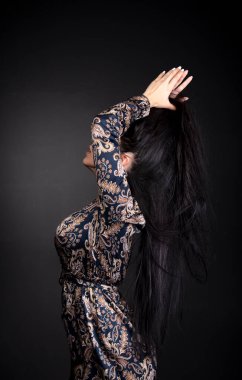 Esmer kadın model. Yakın plan.