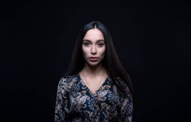 Esmer kadın model. Yakın plan.