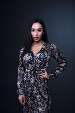 Esmer kadın model. Yakın plan.