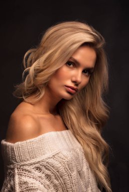 Kamerada poz veren sarışın kadın model. 