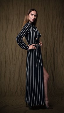  Stüdyoda, içeride poz veren kadın model.