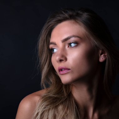 Güzel beyaz kadın poz veriyor.