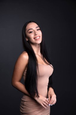 Esmer kadın model. Yakın plan.