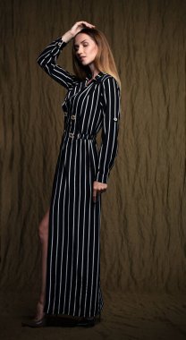  Stüdyoda, içeride poz veren kadın model.