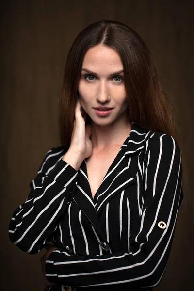  Stüdyoda, içeride poz veren kadın model.