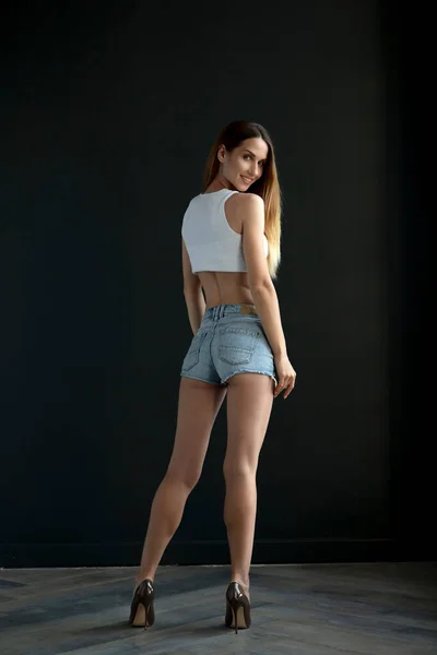 Modelo Femenino Posando Estudio Interiores — Foto de Stock