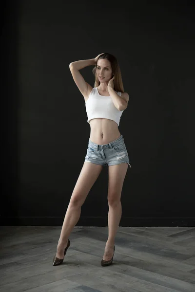 Weibliches Modell Posiert Studio Drinnen — Stockfoto