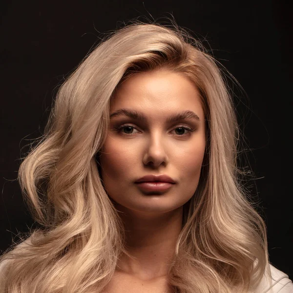 Kamerada poz veren sarışın kadın model. 