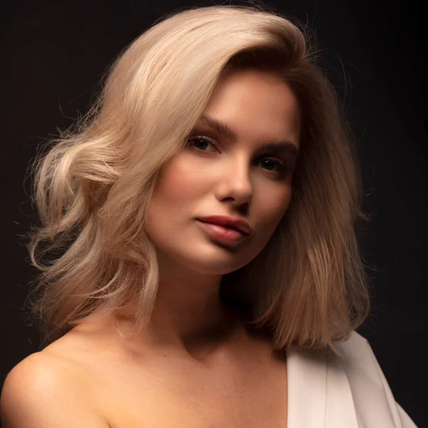 Kamerada poz veren sarışın kadın model. 