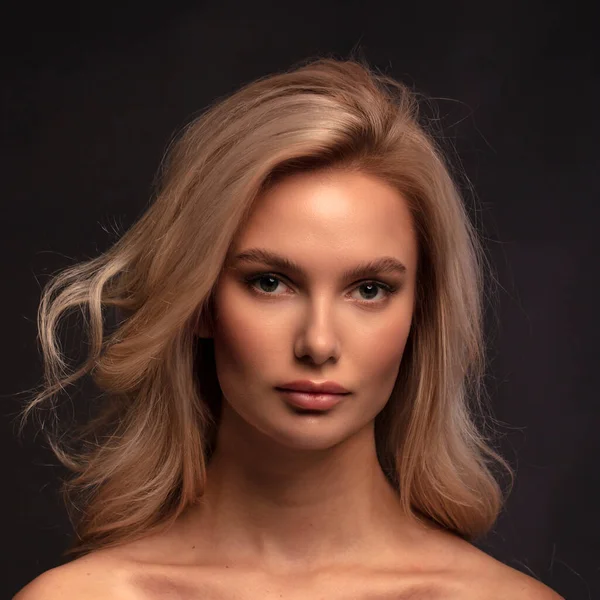Blond Włosy Kobieta Model Pozowanie Przed Kamerą — Zdjęcie stockowe