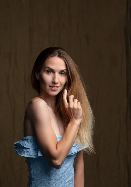 Kobieta Model Pozowanie Studio Wewnątrz — Zdjęcie stockowe