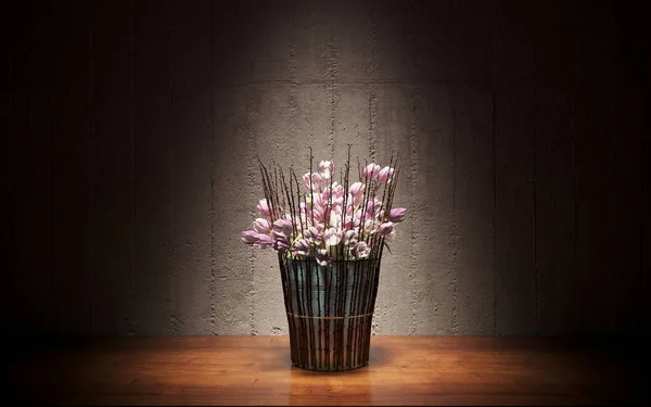 濃い背景のピンク色のチューリップの美しい花束 — ストック写真