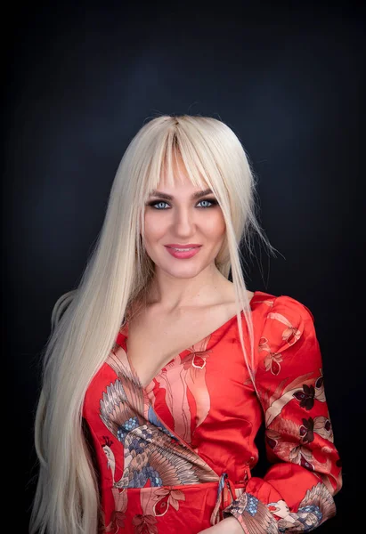 Портрет Красивої Блондинки Червоній Сукні — стокове фото