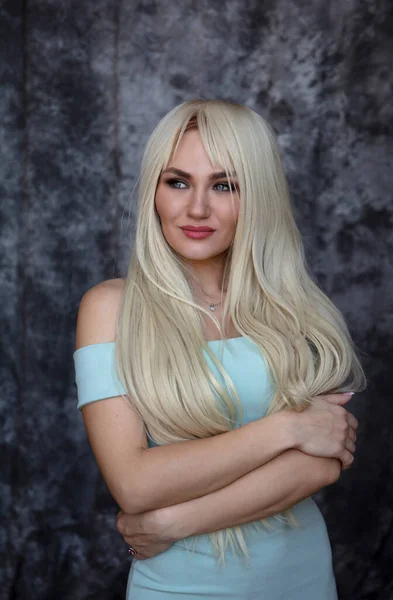 Портрет Красивої Блондинки Світлим Волоссям Блакитній Сукні — стокове фото