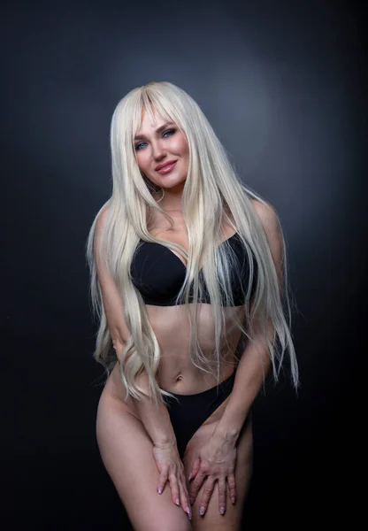Schöne Blonde Mädchen Schwarzen Dessous Auf Dunklem Hintergrund — Stockfoto