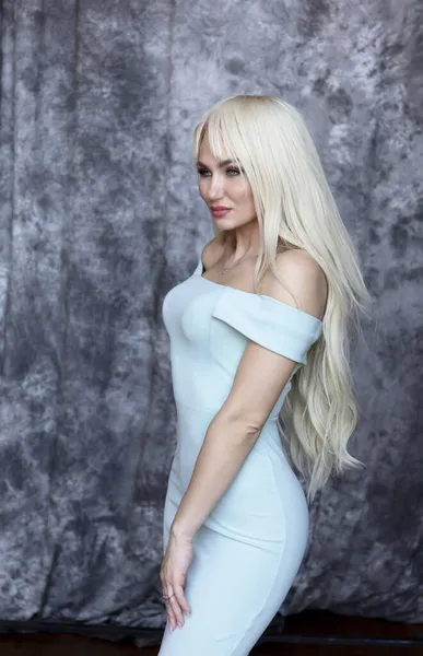 Schöne Blonde Frau Einem Blauen Kleid — Stockfoto