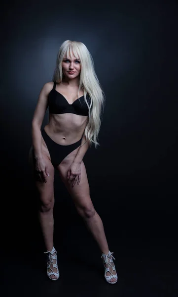 Vacker Blond Kvinna Svart Underkläder Poserar Mörk Bakgrund — Stockfoto