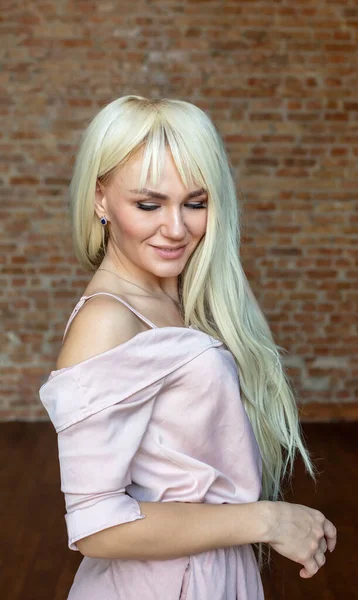 Beautiful Blonde Woman Posing Pastel Dress — Stock Photo, Image