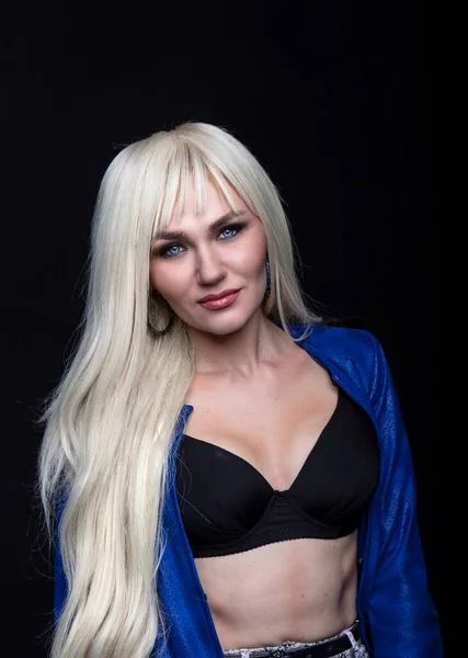 Schöne Blonde Mädchen Mit Langen Haaren Posiert Einer Schwarzen Dessous — Stockfoto